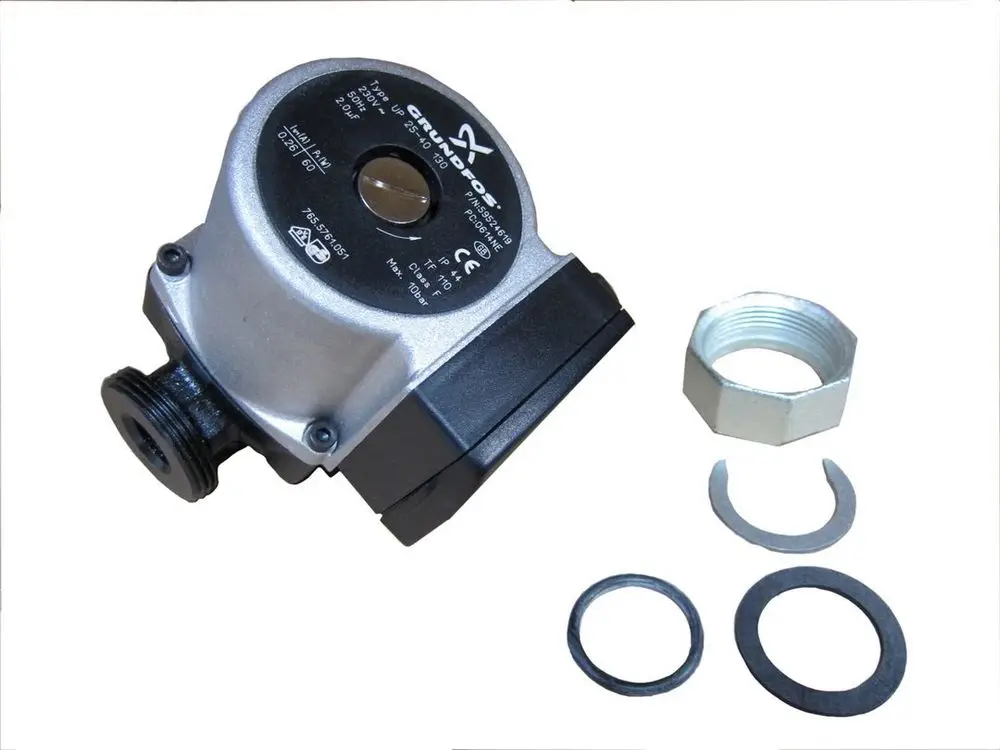 BOSCH Pumpe in silberner und schwarzer Ausführung. Neben der Pumpe sind verschiedene Kleinteile, darunter eine Verbindungsmutter und Dichtungen, abgebildet.